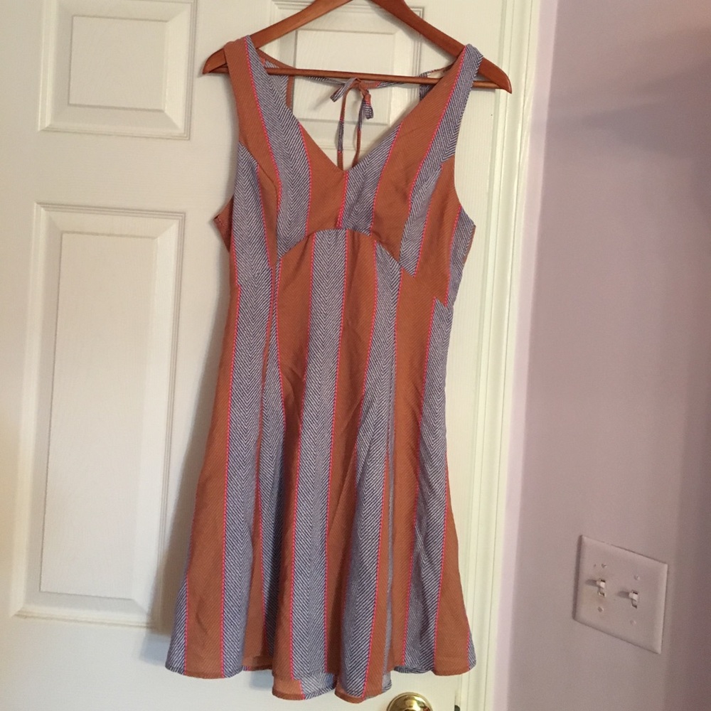 Dress w/open back and tie